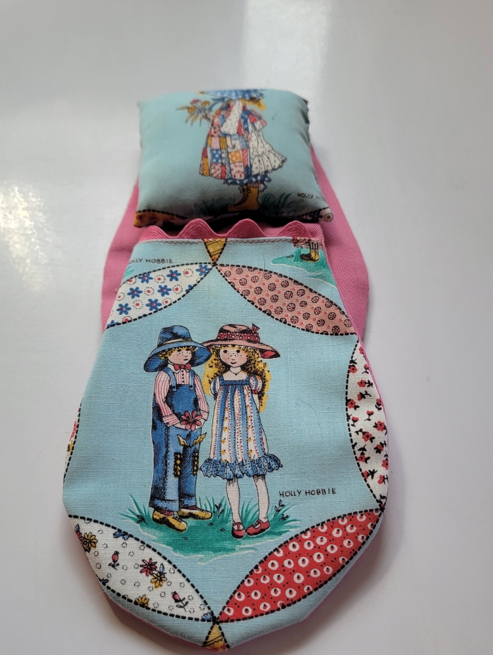 Holly Hobbie Vintage-Style Chair Arm Caddy in Light Blue & Pink